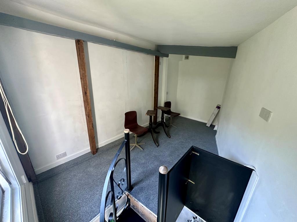 Lot: 80 - PROPERTY WITH POTENTIAL - First floor room